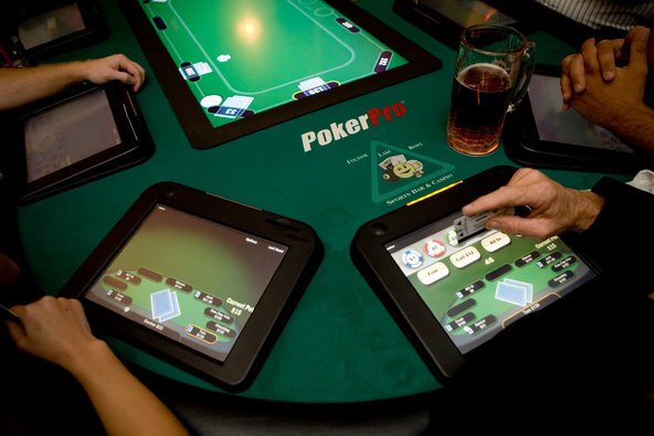 Thiên tài số học kiếm 22,3 tỷ/năm nhờ chơi bài Poker