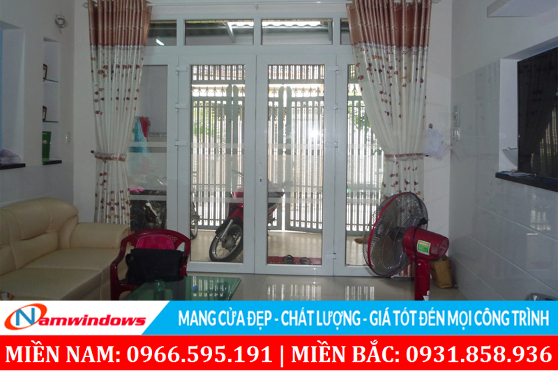 Một mẫu cửa chính đẹp làm bằng nhựa uPVC