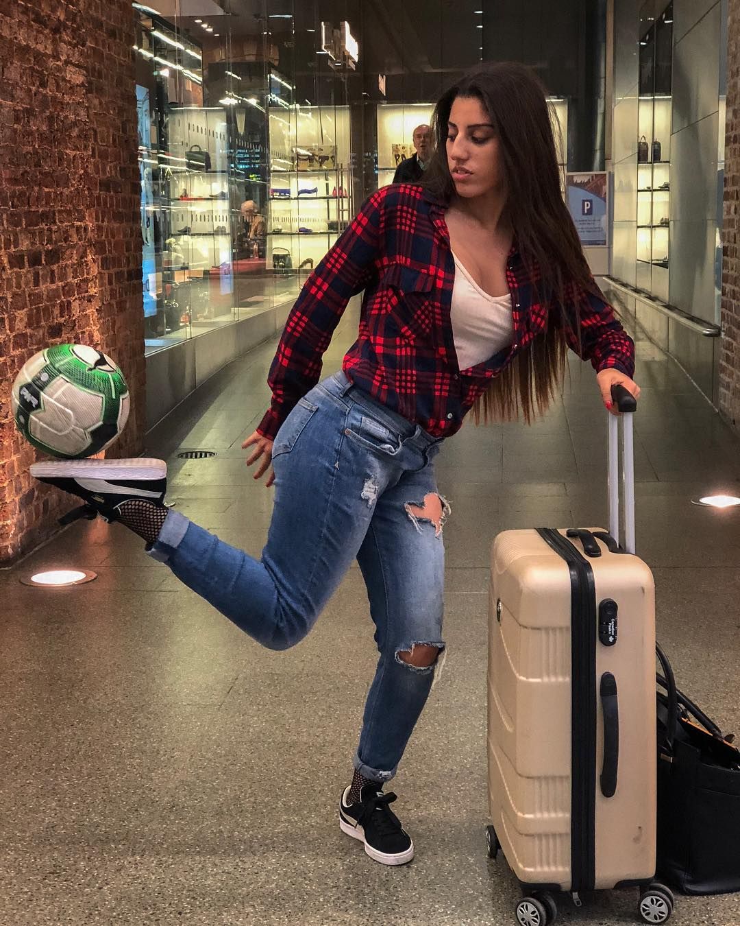 126.5k Likes, 509 Comments - Lisa Zimouche (@lisafreestyle) on Instagram: “Casual pose in London St Pancras station ” | Poses, Todi, St pancras station