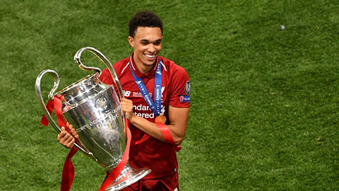 Alexander-Arnold đi vào lịch sử chung kết Champions League ở tuổi 20