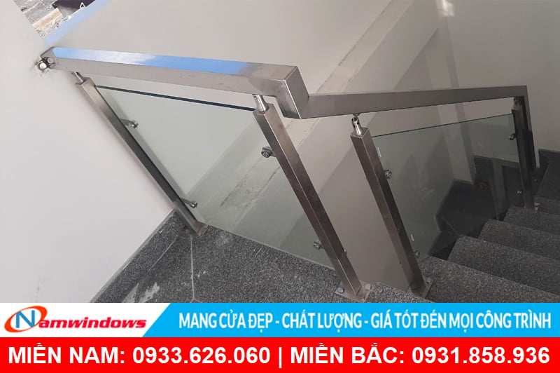 Lan can cầu thang inox kính cường lực