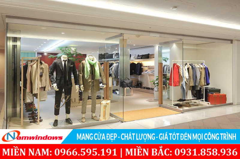 Mẫu cửa kính shop quần áo có mặt tiền rộng sử dụng khung nhôm