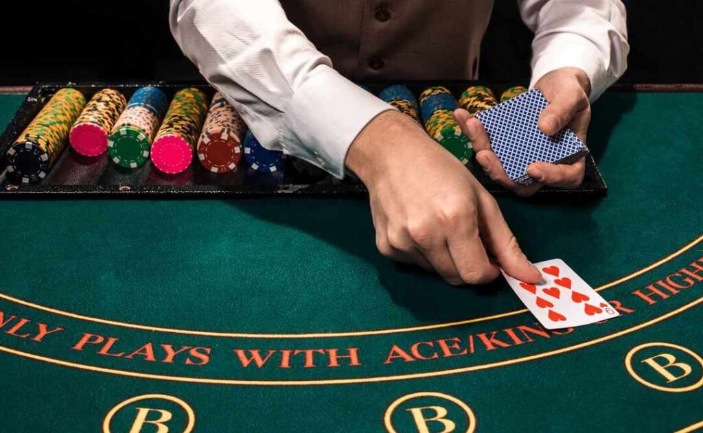 Người chia bài trong poker được gọi là gì? Vai trò và trách nhiệm - Chơi Poker
