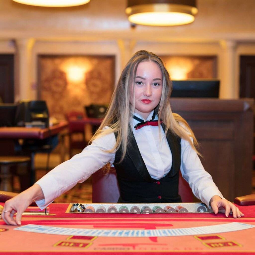 Người chia bài trong poker được gọi là gì? Vai trò và trách nhiệm - Chơi Poker