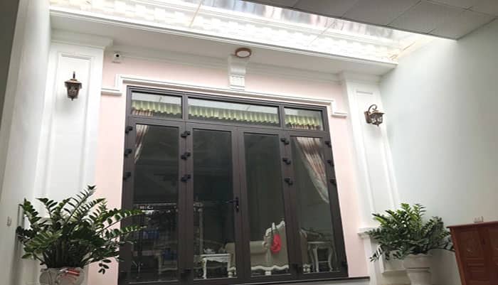Cửa nhôm xingfa 4 cánh mặt tiền màu nâu cát
