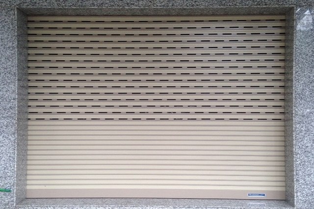 Nguyên nhân nào khiến cửa cuốn tự động sập? Tôi có thể khắc phục bằng cách nào?