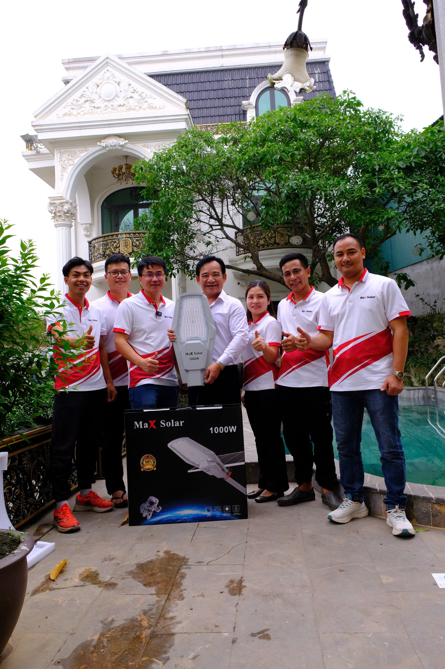 Nghệ sĩ Quang Tèo tin tưởng sử dụng đèn năng lượng Maxsolar