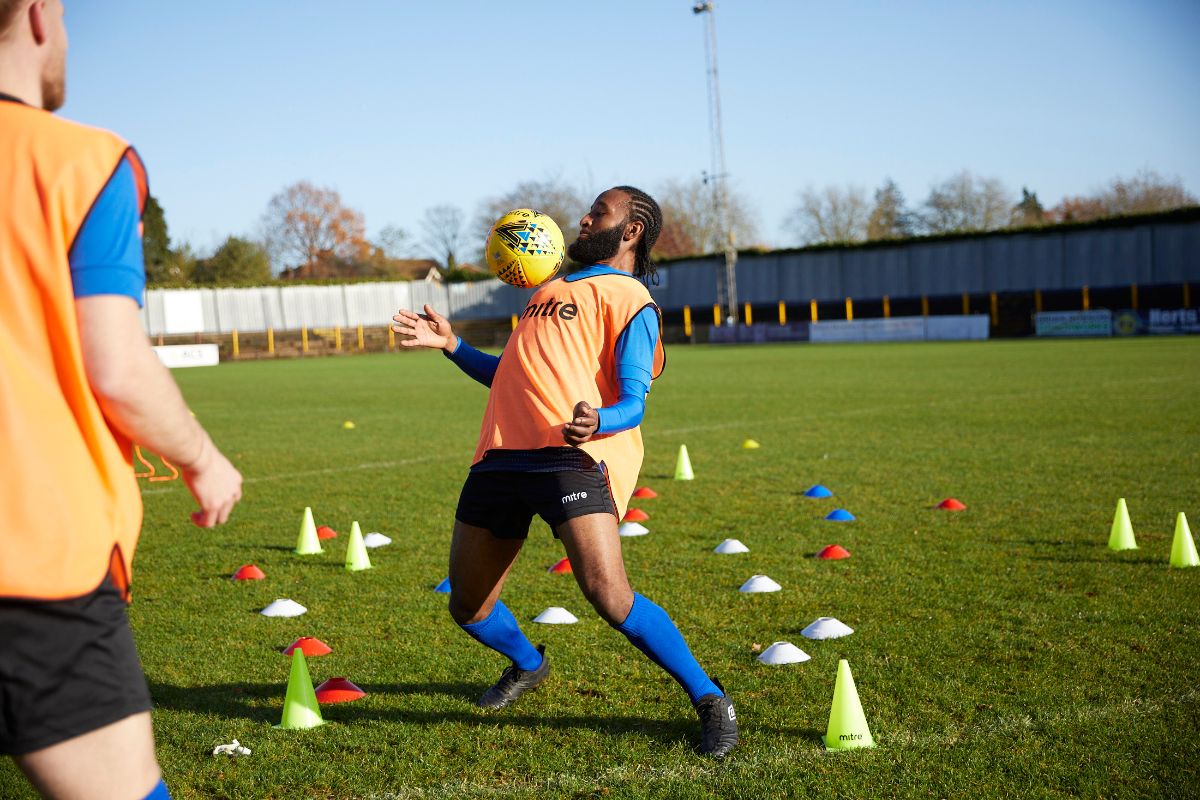 Cách Thực Hiện Kỹ Thuật Kiểm Soát Bóng Bằng Ngực Chi Tiết