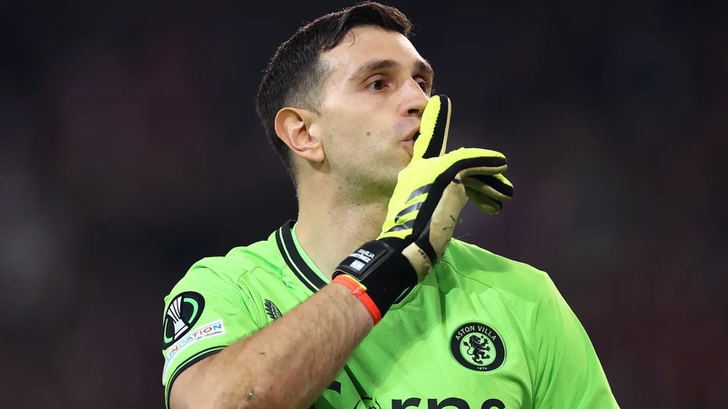 Sau đó thì anh đã tìm lại được mình khi chơi cho Aston Villa Emiliano Martinez tỏa sáng rực rỡ trong màu áo Aston Villa