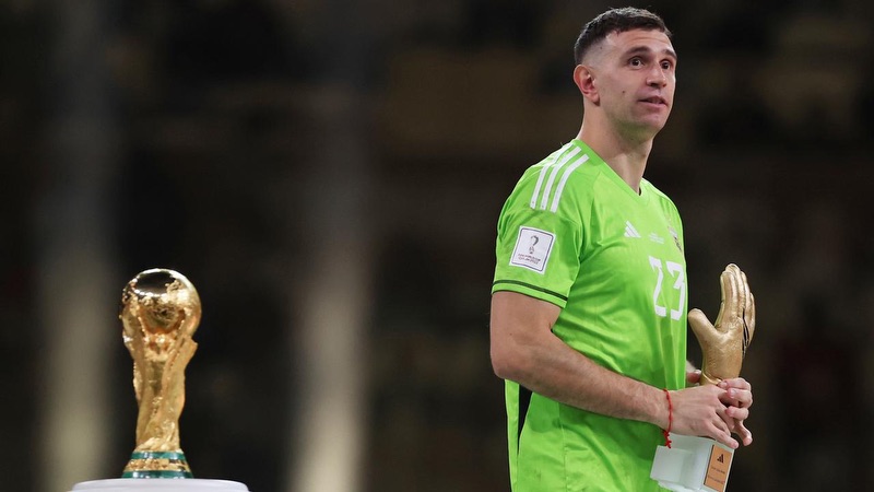 Chức vô địch không chỉ là danh hiệu thành công của thủ môn Emiliano Martinez Emiliano Martinez nâng cao cúp vàng World Cup 2022