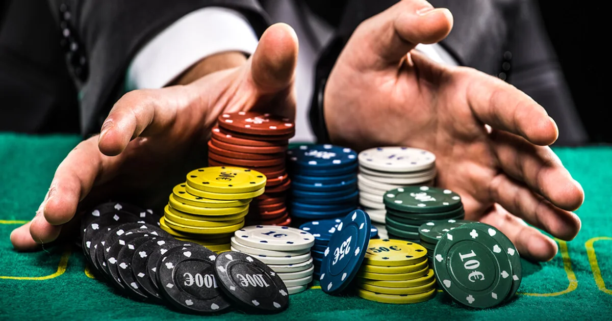 Cách so bài và chia pot trong Poker